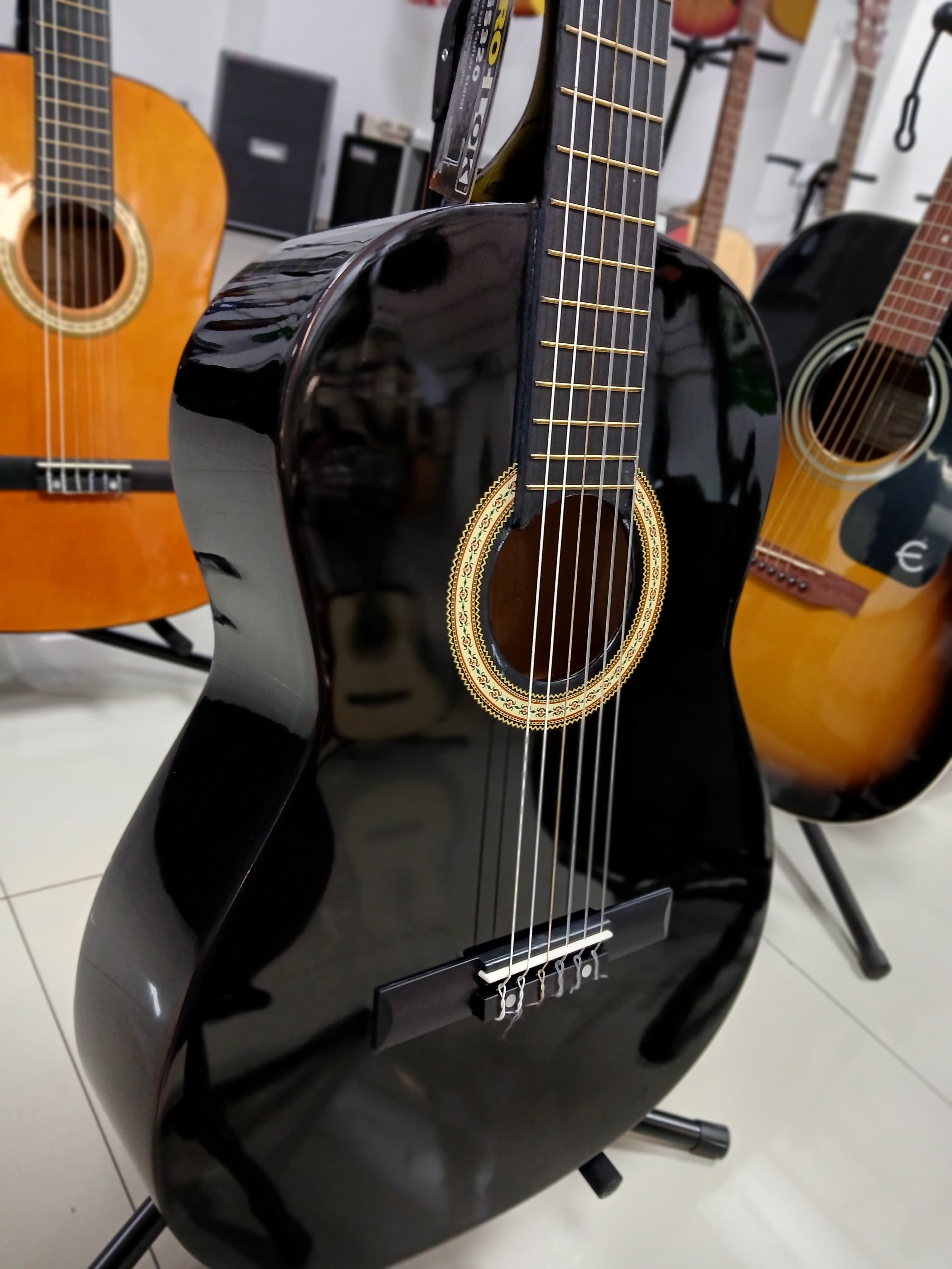 GUITARRA CLASICA  4/4 con capo d regalo